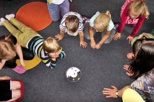 kindergarten_children_play_fun_happy_playgroup_children's_group_group_game-1331154.jpg!d